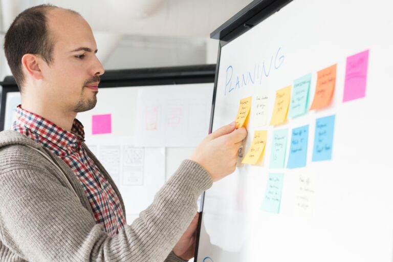 Manager par projet pour conduire le changement: enjeux et outil dans un secteur en mutation - Equipes et management - Adèle de Glaubitz